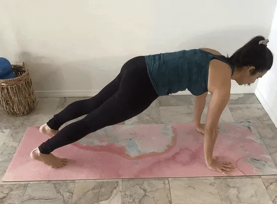 hands and knees knee lift