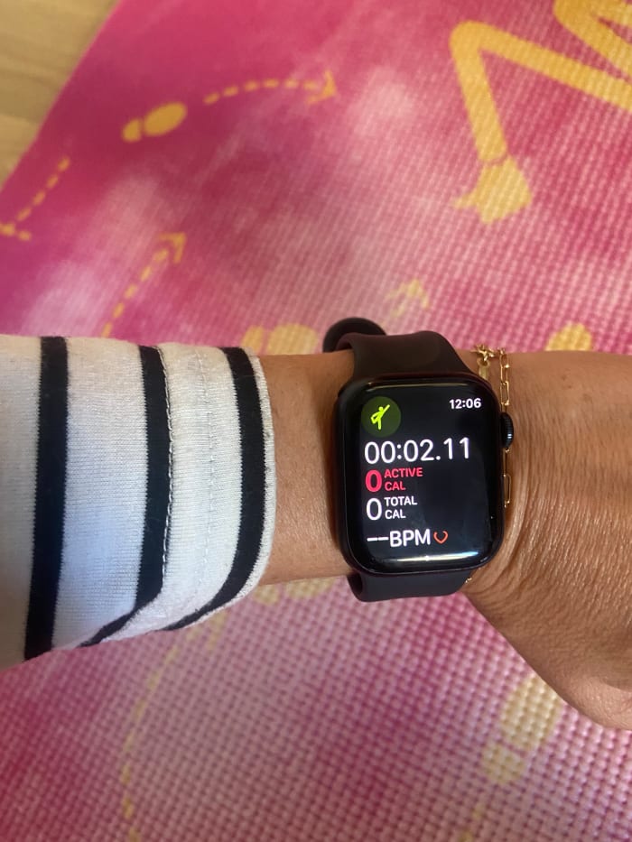 Apple watch showing the start of a yoga class using Apple Fitness Plus